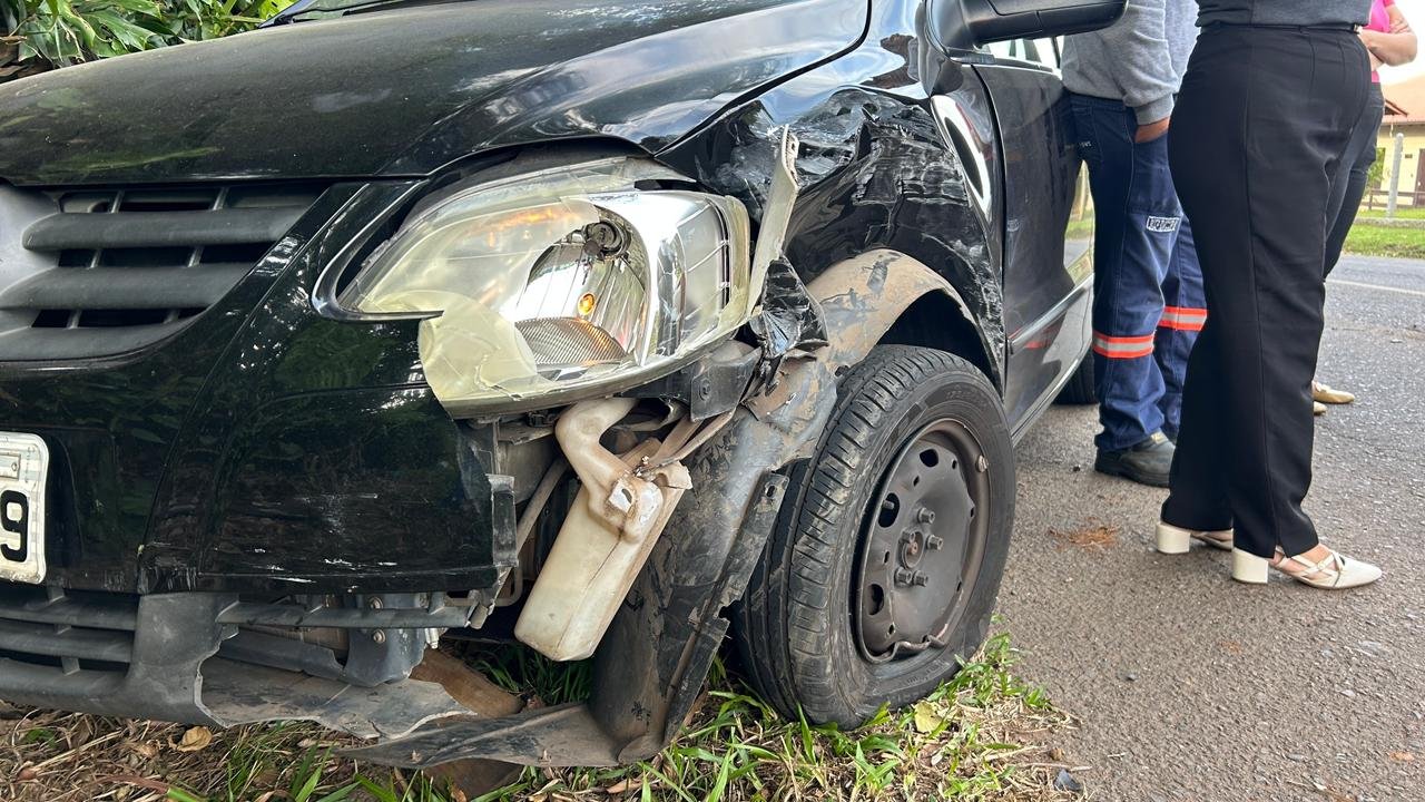 Colis&atilde;o entre dois carros provoca bloqueio parcial de avenida entre Est&acirc;ncia Velha e Ivoti