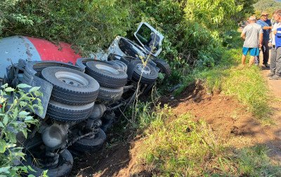 VÍDEO: Caminhão betoneira tomba para fora da pista após acidente envolvendo carro na RS-115