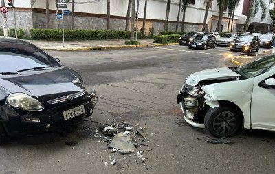 Confusão gerada por sinaleira desligada provoca colisão entre carros em Novo Hamburgo