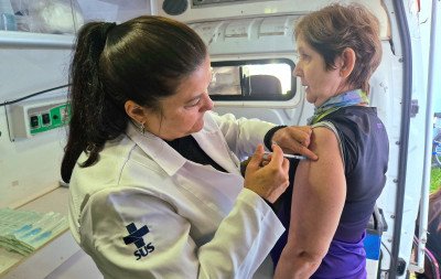 Unidade móvel oferece vacina contra a gripe para grupos prioritários, neste sábado