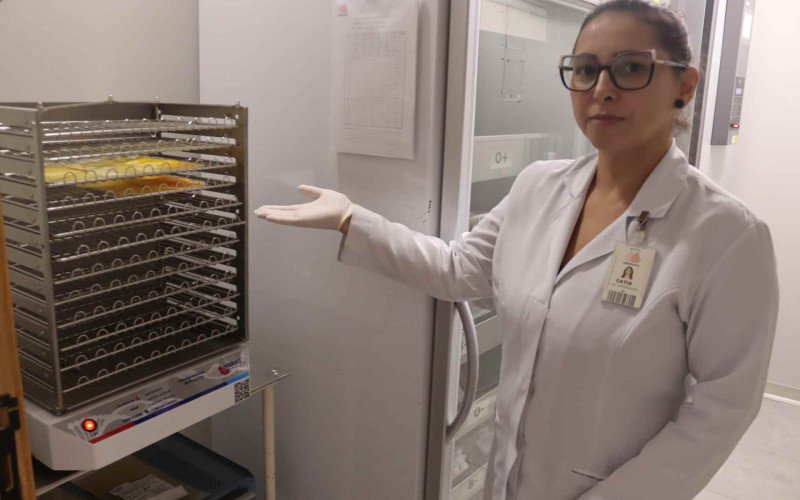 A t&eacute;cnica em enfermagem C&aacute;tia Roselaine mostra o plaquet&aacute;rio quase vazio na manh&atilde; desta sexta (8), quando precisaria estar cheio