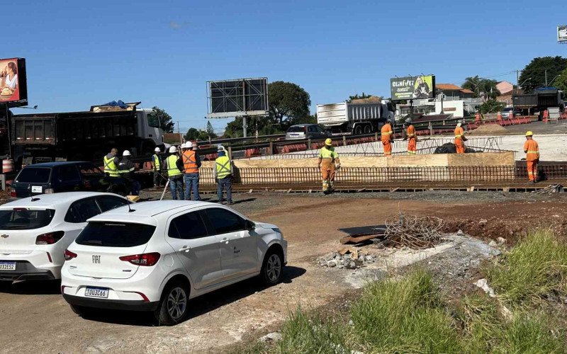 Estreitamento será no km 237 na BR-116, onde ocorre a construção da passagem inferior no bairro Primavera