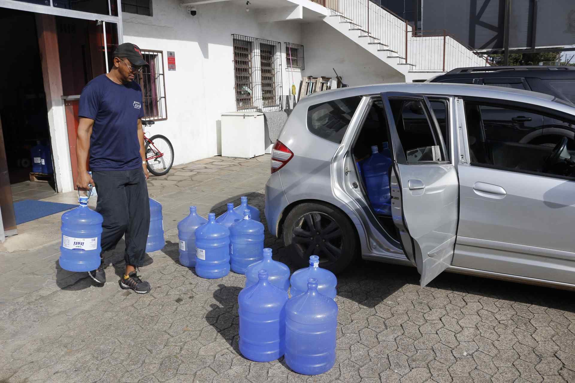 Diante das reclamações de água com gosto ruim, quase triplica a venda de bombonas em Canoas
