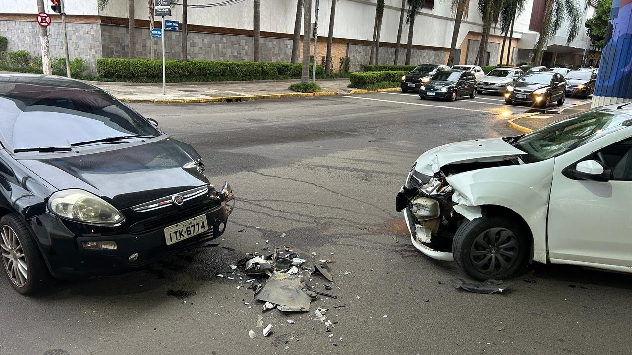 Confusão gerada por sinaleira desligada provoca colisão entre carros em Novo Hamburgo