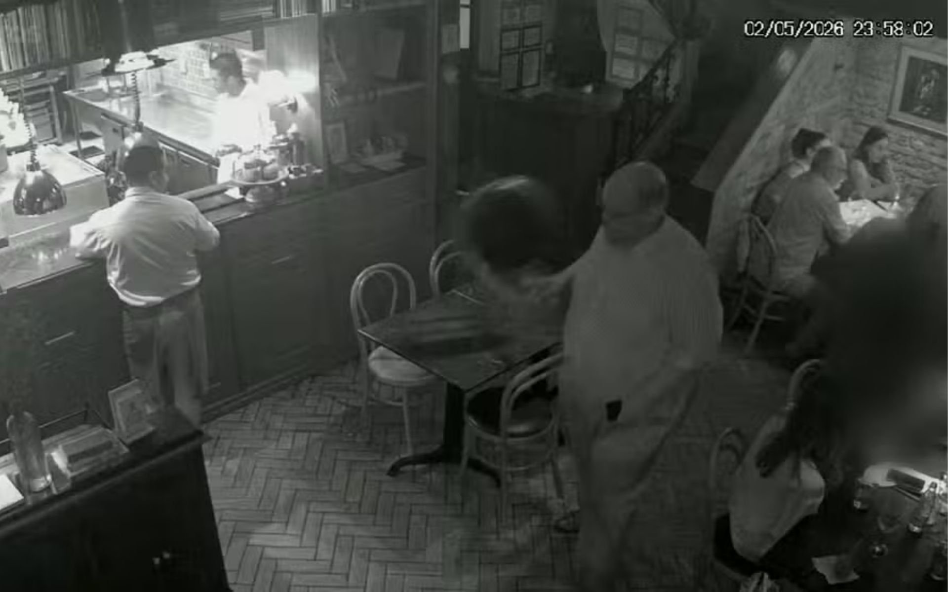 “Fiquei irritado e me descontrolei”: Ed Motta arremessa cadeira em confusão após ter taxa de rolha cobrada em restaurante