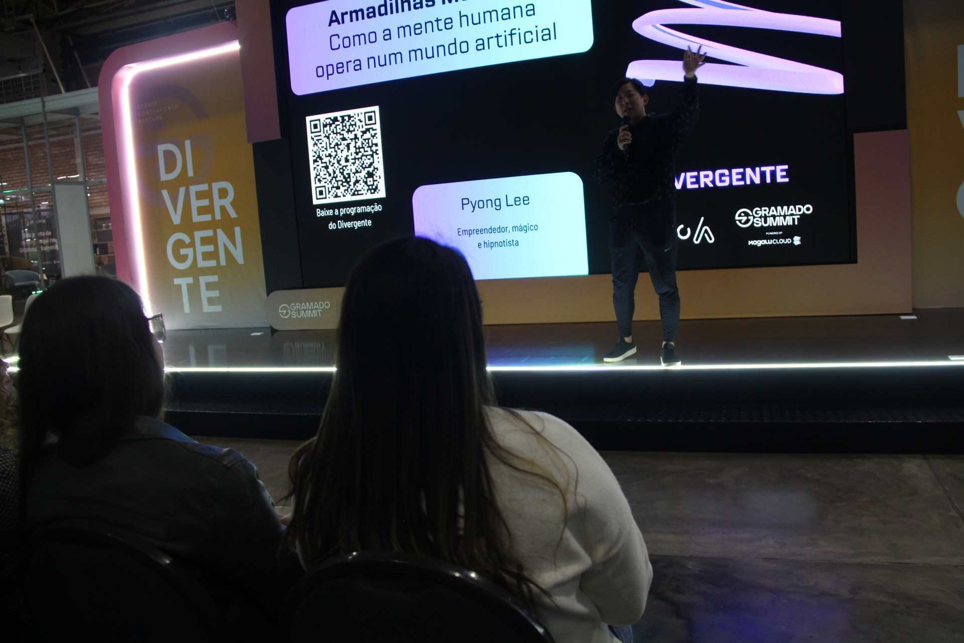 GRAMADO SUMMIT: Ex-BBB Pyong Lee fala sobre hipnose em palestra