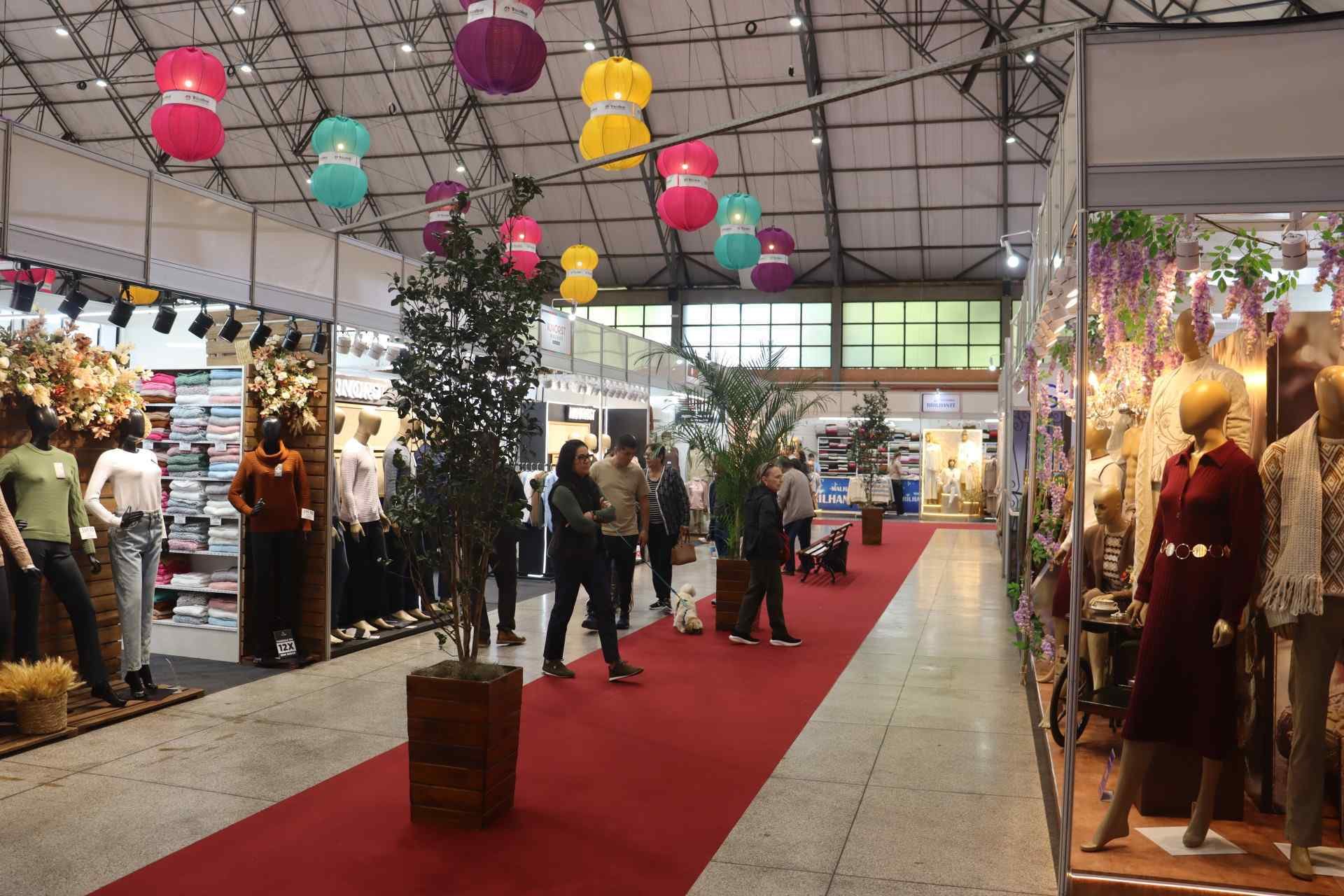 Conjuntos e cores neutras em destaque na 5ª Tricofest