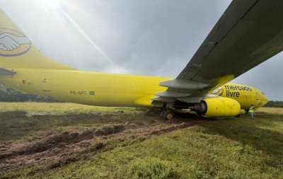 Avião da Gol sai da pista e fica atolado após pouso em aeroporto; veja fotos