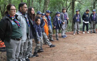 Grupo Escoteiro Hans Staden celebra legado e homenageia jovem que salvou o pai com aprendizado