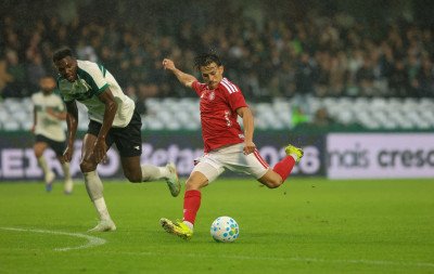 Inter busca empate de 2 a 2 com Coritiba nos acréscimos do segundo tempo