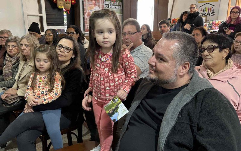 Pedro Silva de Almeida, a esposa Juliana e as filhas prestigiaram a oficina de gastrononia | abc+