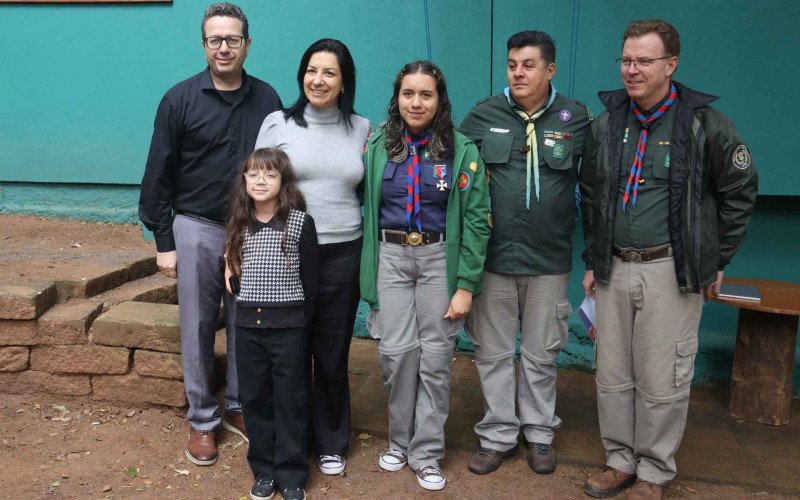 Condecoração entregue a Ana, no encontro do Grupo Escoteiro Hans Staden de Novo Hamburgo | abc+
