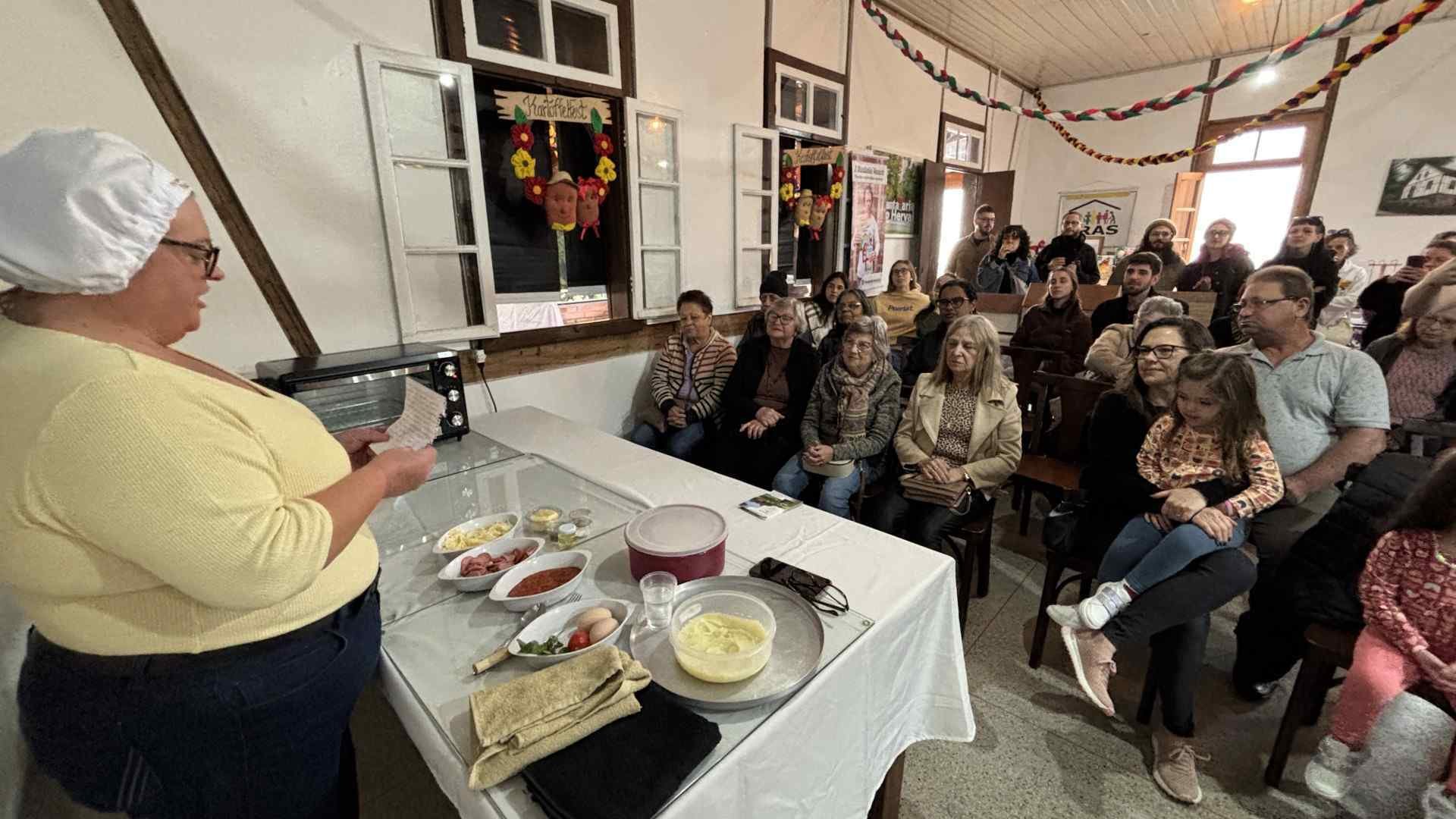 Pizza de batata? Receita diferente atrai público em oficina culinária da Kartoffelfest