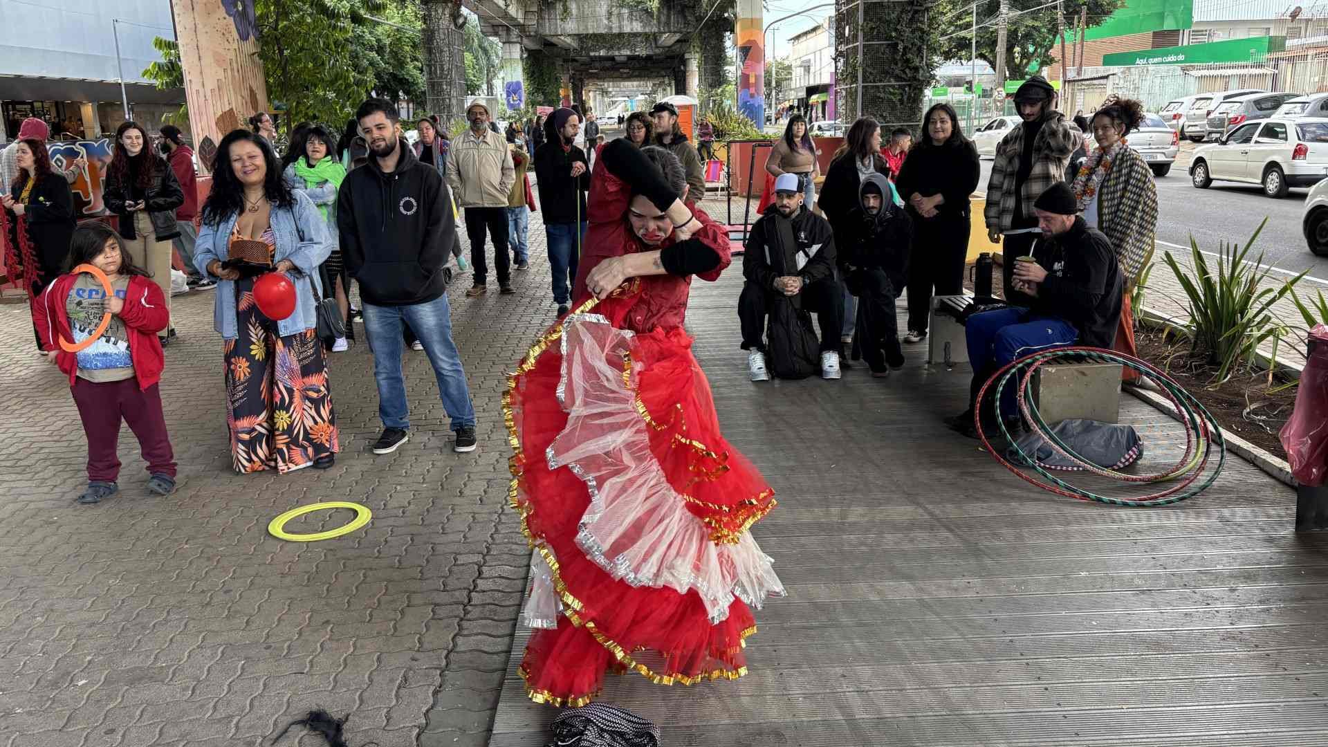 Em ato de resist&ecirc;ncia e visibilidade, artistas exp&otilde;em trabalho em pra&ccedil;a p&uacute;blica no Centro de Novo Hamburgo