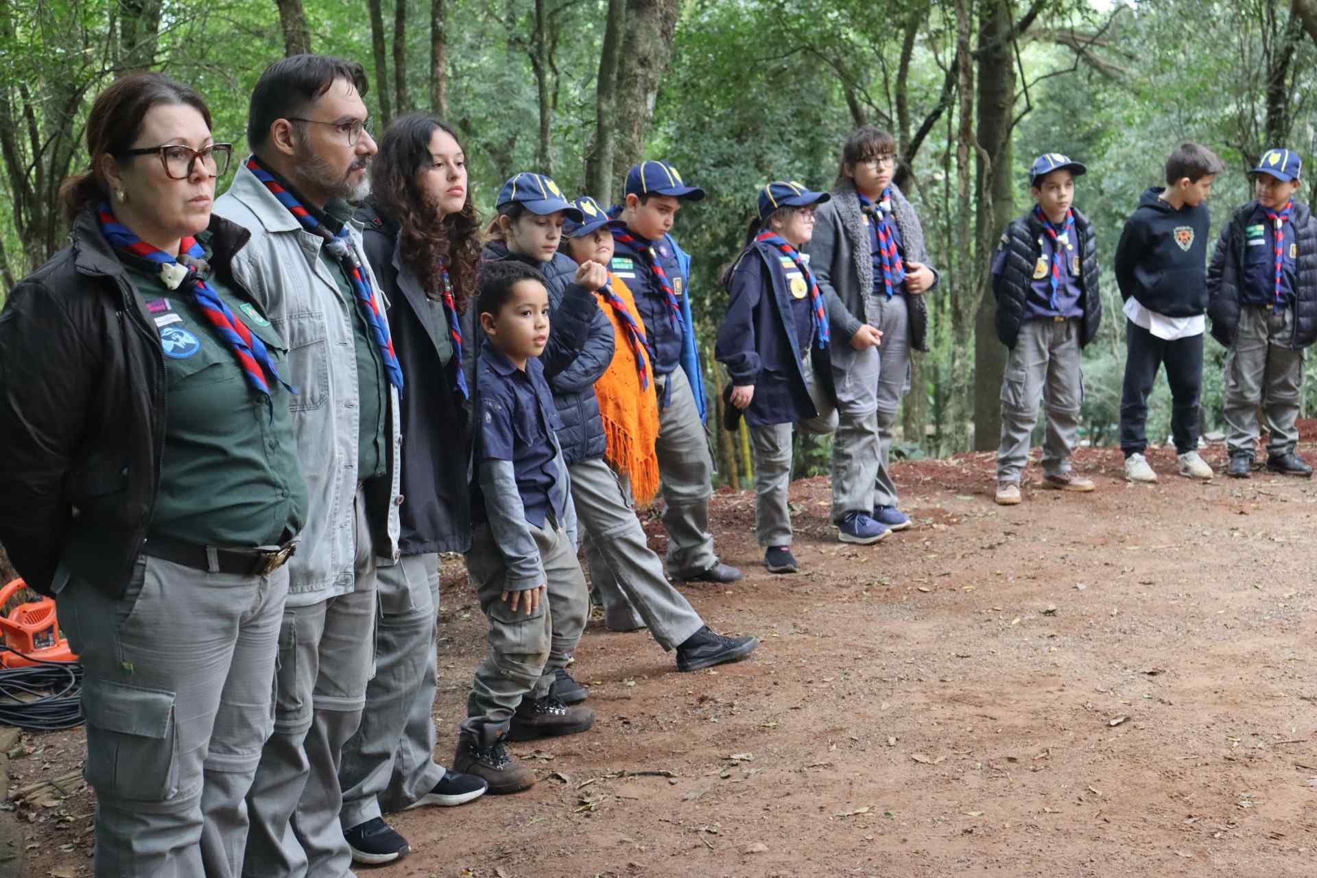 Grupo Escoteiro Hans Staden celebra legado e homenageia jovem que salvou o pai com aprendizado