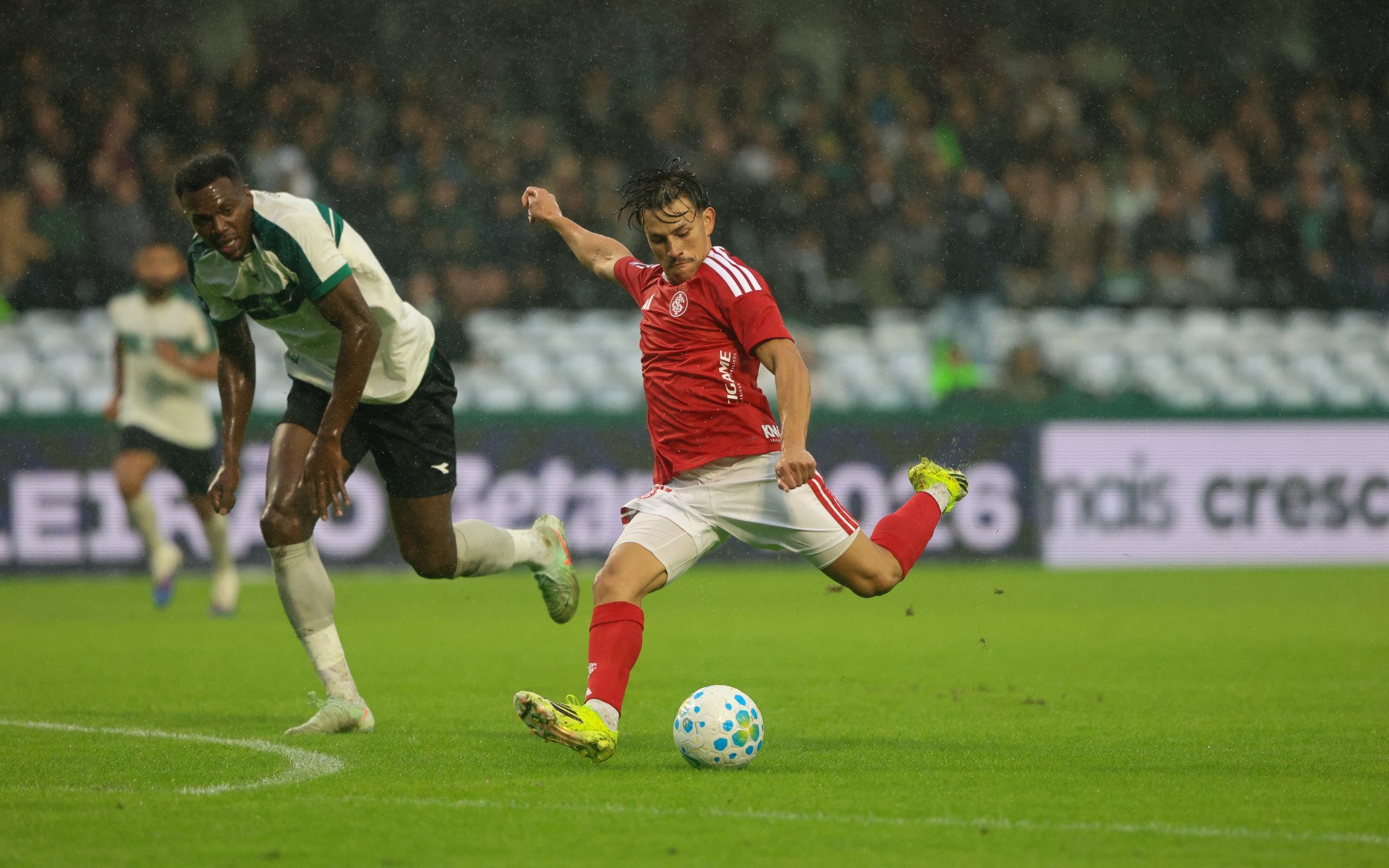 Inter busca empate de 2 a 2 com Coritiba nos acréscimos do segundo tempo