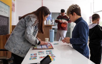 Biblioteca Pública terá mais dois horários na semana para troca de figurinhas do álbum da Copa