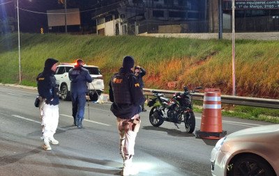 Homem morre em desvio da BR-116 após perder controle da moto, atingir guard-rail e cair em valeta; veja vídeo