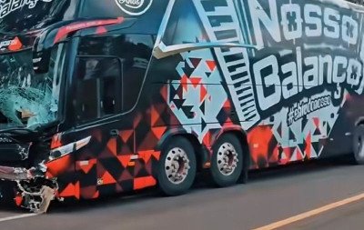 Motociclista morre em colisão frontal com ônibus de banda gaúcha