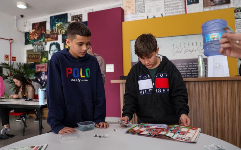 Primeiro encontro de troca de figurinhas reúne famílias na Biblioteca Municipal de São Leopoldo