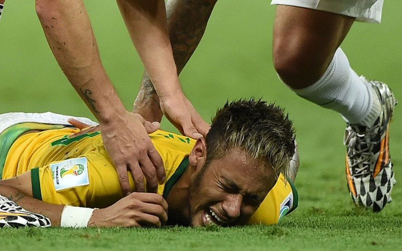 Neymar sofreu fratura na terceira vértebra lombar após levar uma joelhada nas costas; com isso, viu de foda do campo a Seleção ser massacrada pela Alemanha