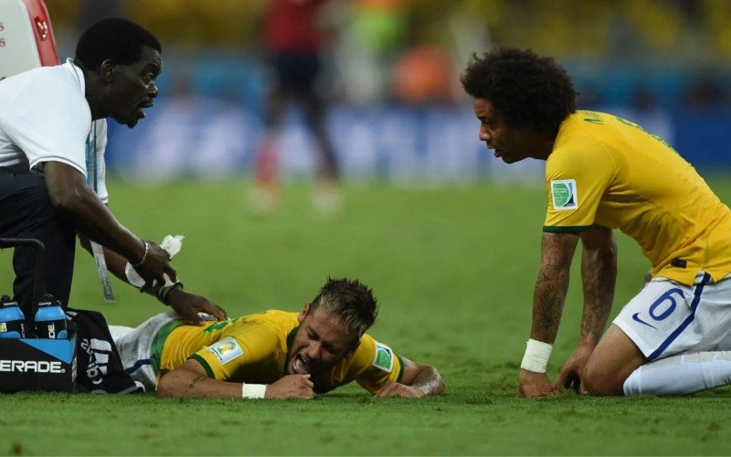 Neymar sofreu fratura na terceira vértebra lombar após levar uma joelhada nas costas; com isso, viu de foda do campo a Seleção ser massacrada pela Alemanha