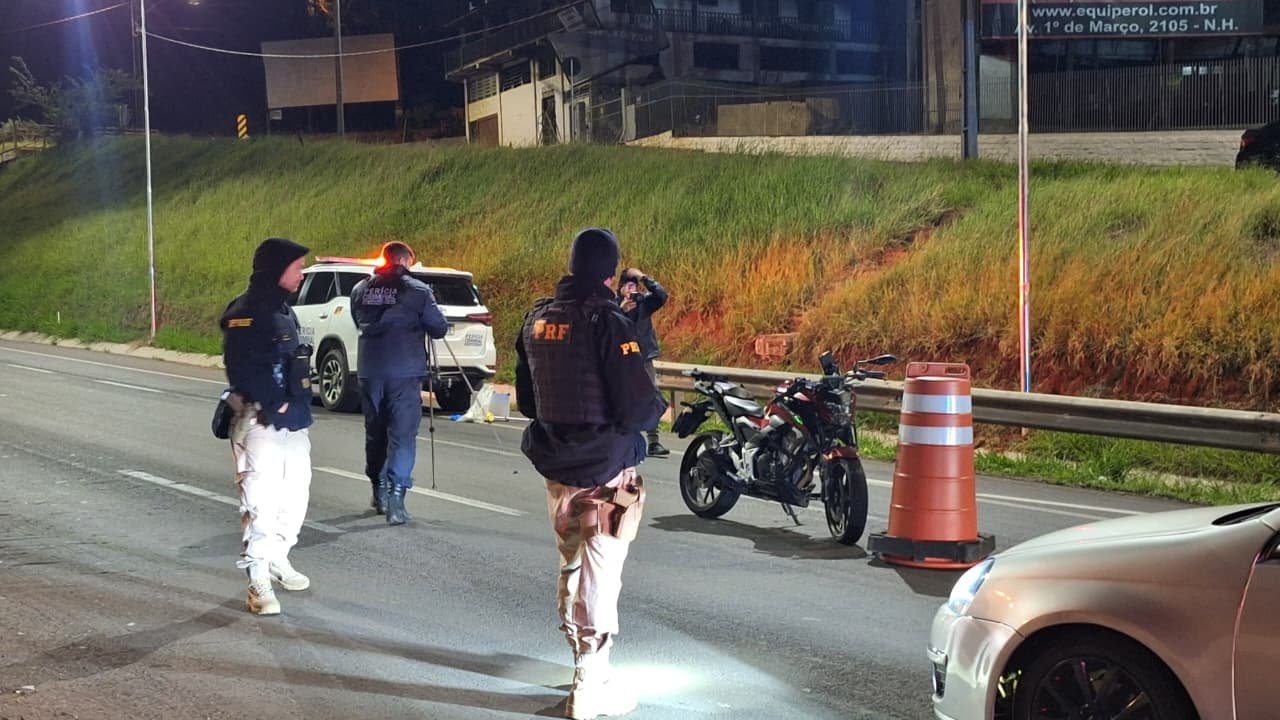 Homem morre em desvio da BR-116 ap&oacute;s perder controle da moto, atingir guard-rail e cair em valeta; veja v&iacute;deo