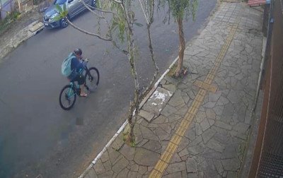 "Fugiu pedalando a bicicleta do meu guri": Moradores descobrem para onde ladrão leva objetos furtados em Canoas