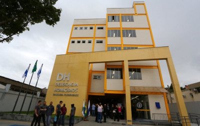 Menina de 13 anos morre após ser encontrada com sinais de violência e madrasta é presa