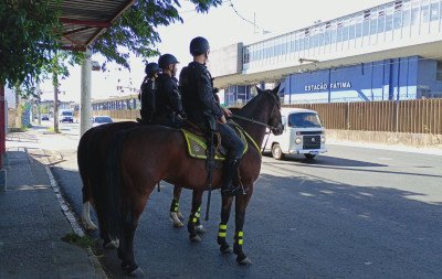 Brigadianos a cavalo reforçam segurança nas estações da Trensurb após latrocínio de estudante em Canoas