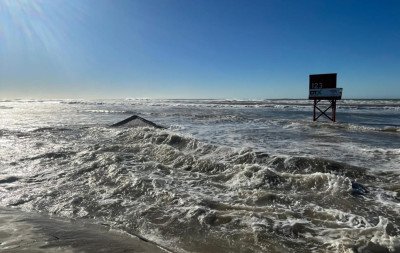 VÍDEO: Mar cresce, telhado de quiosque cai e fica submerso durante ressaca no litoral norte