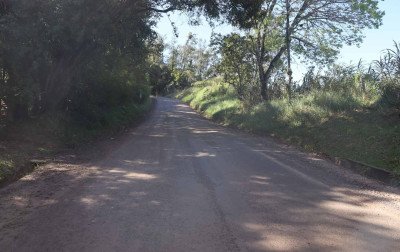 Trecho do acesso ao Morro Ferrabraz será asfaltado; veja prazo