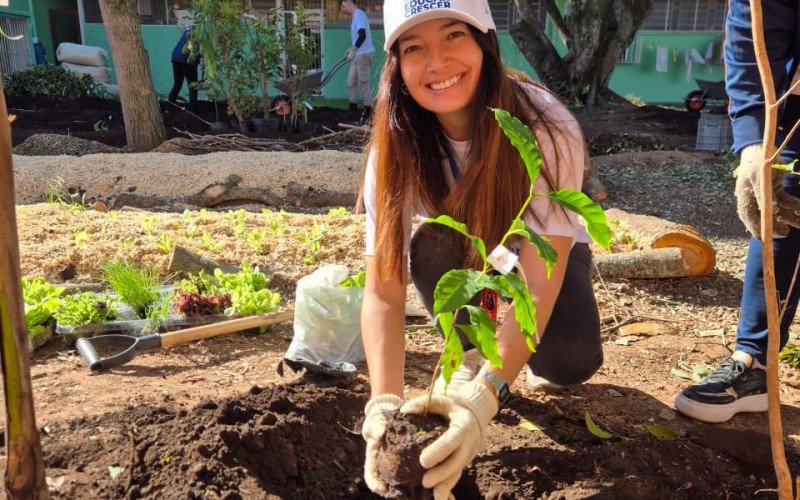 Projeto Educar Crescer realiza primeiro SAF (Sistema Agroflorestal) na EMEJA Anísio Teixeira, em Esteio - Diene Cardoso