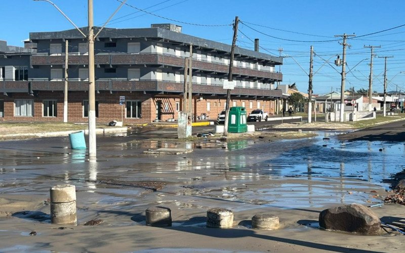 Ressaca atinge ruas em Imbé
