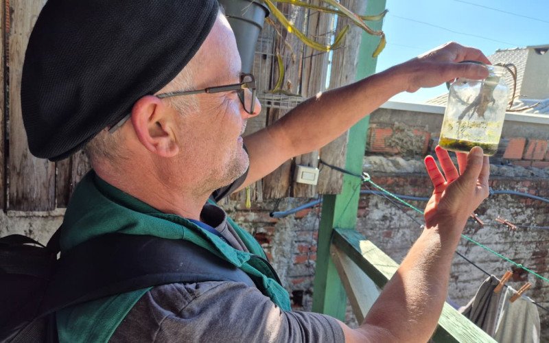 O agente Leandro Pacheco visitou casas no bairro Pinheiro