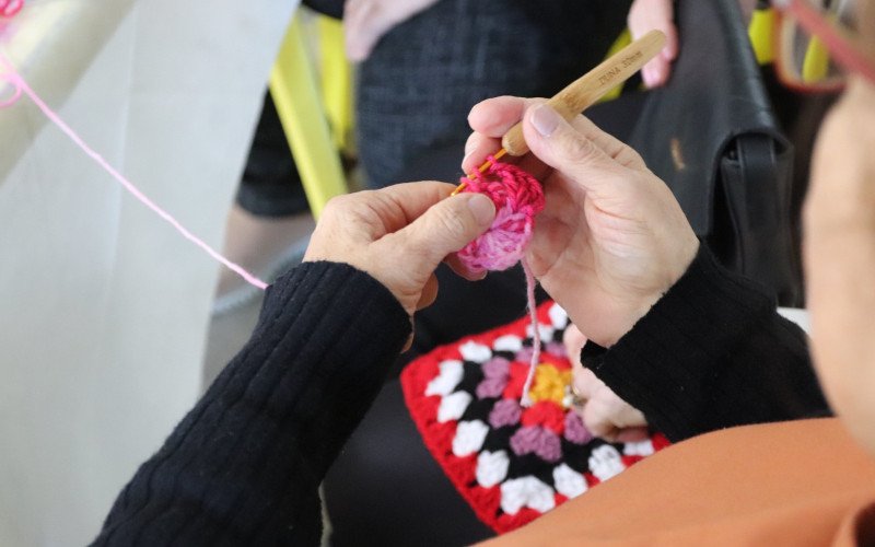 Nos encontros do projeto "Florescer", os participantes interagem através da prática do artesanato