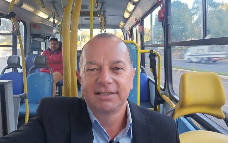 Prefeito Valdir José Ludwig decidiu testar pessoalmente o novo serviço de transporte ciruclar gratuito em Ivoti no primeiro dia | abc+