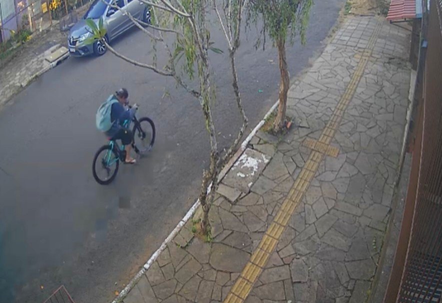 “Fugiu pedalando a bicicleta do meu guri”: Moradores descobrem para onde ladrão leva objetos furtados em Canoas