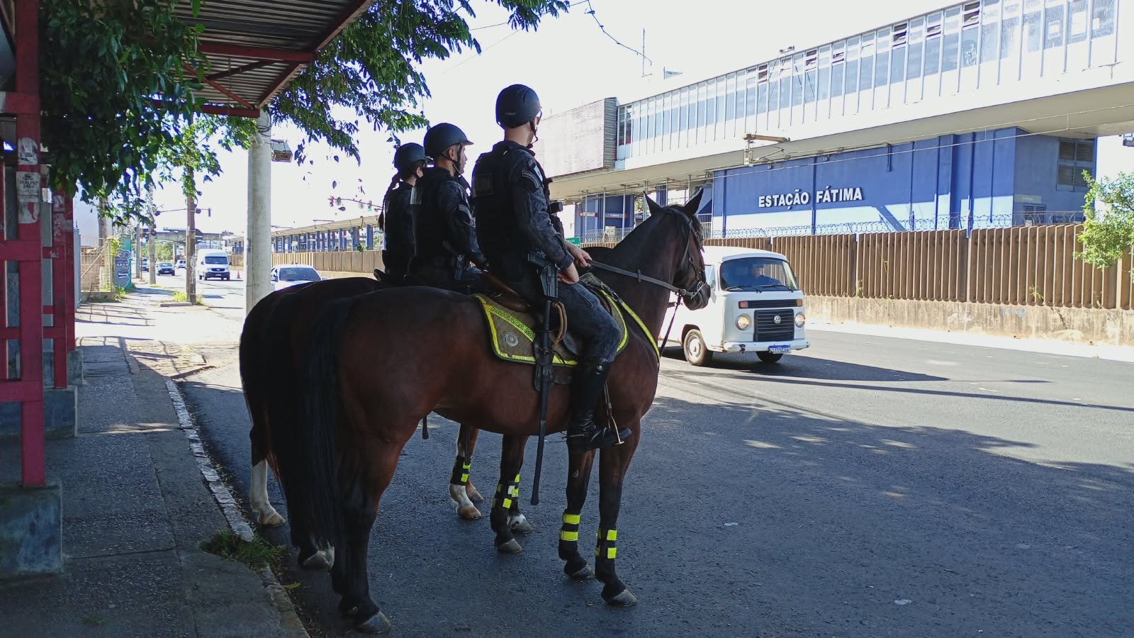 Brigadianos a cavalo refor&ccedil;am seguran&ccedil;a nas esta&ccedil;&otilde;es da Trensurb ap&oacute;s latroc&iacute;nio de estudante em Canoas