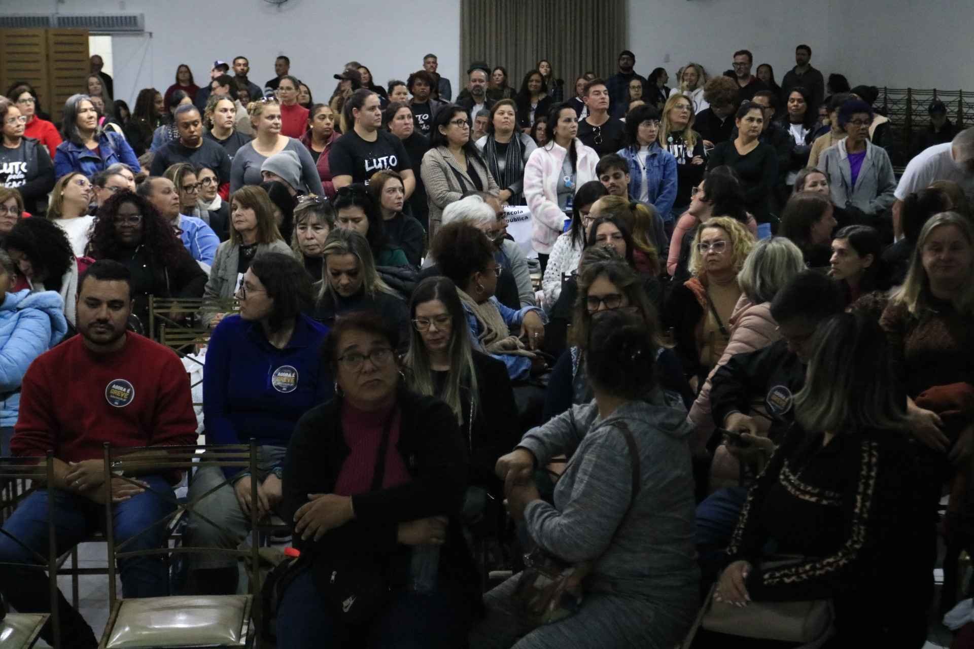 Professores municipais de Canoas decidem manter a greve