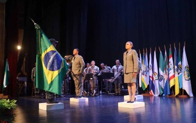 Major toma posse como primeira mulher no comando do 32º Batalhão de Polícia Militar
