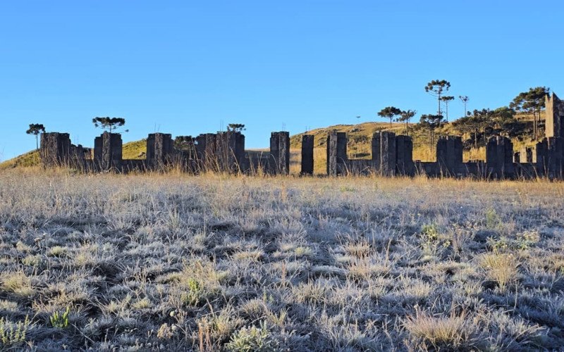 Geada congela paisagens de S&atilde;o Joaquim, em Santa Catarina, com term&ocirc;metros marcando -5,6&deg;C nesta ter&ccedil;a-feira (12)