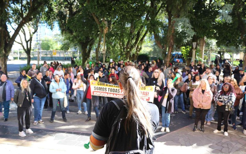Professores fazem nova manifestação na frente da Prefeitura de Canoas nesta terça-feira (12) | abc+