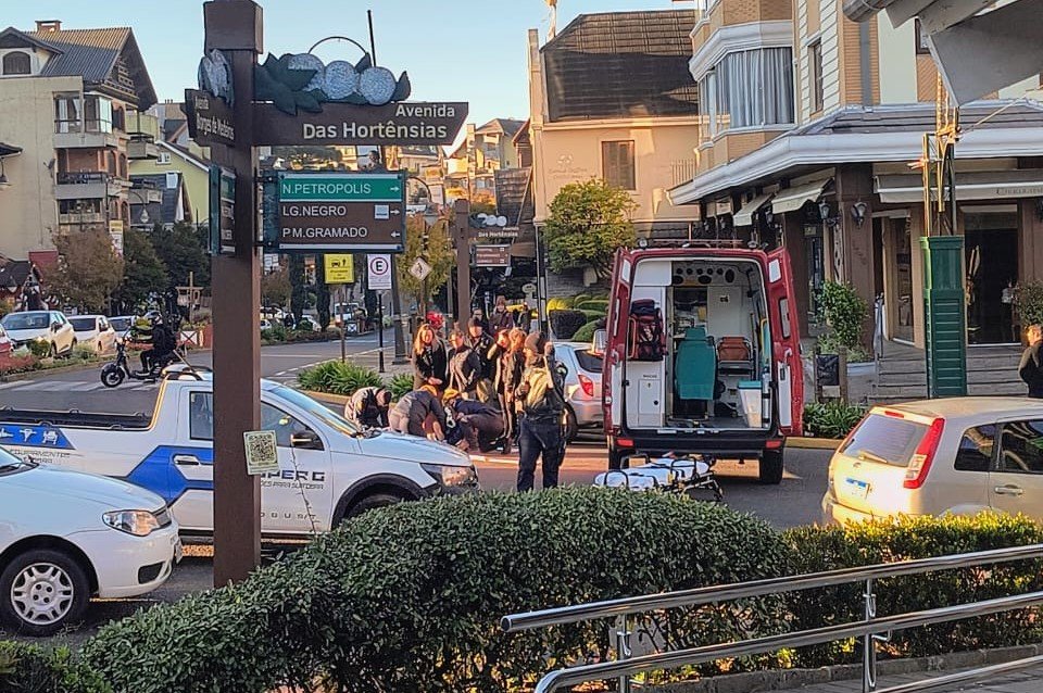 Idoso de 75 anos é atropelado em faixa de segurança no Centro de Gramado