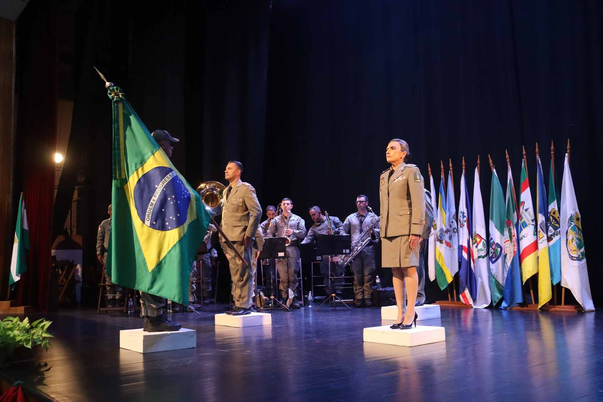 Major toma posse como primeira mulher no comando do 32º Batalhão de Polícia Militar