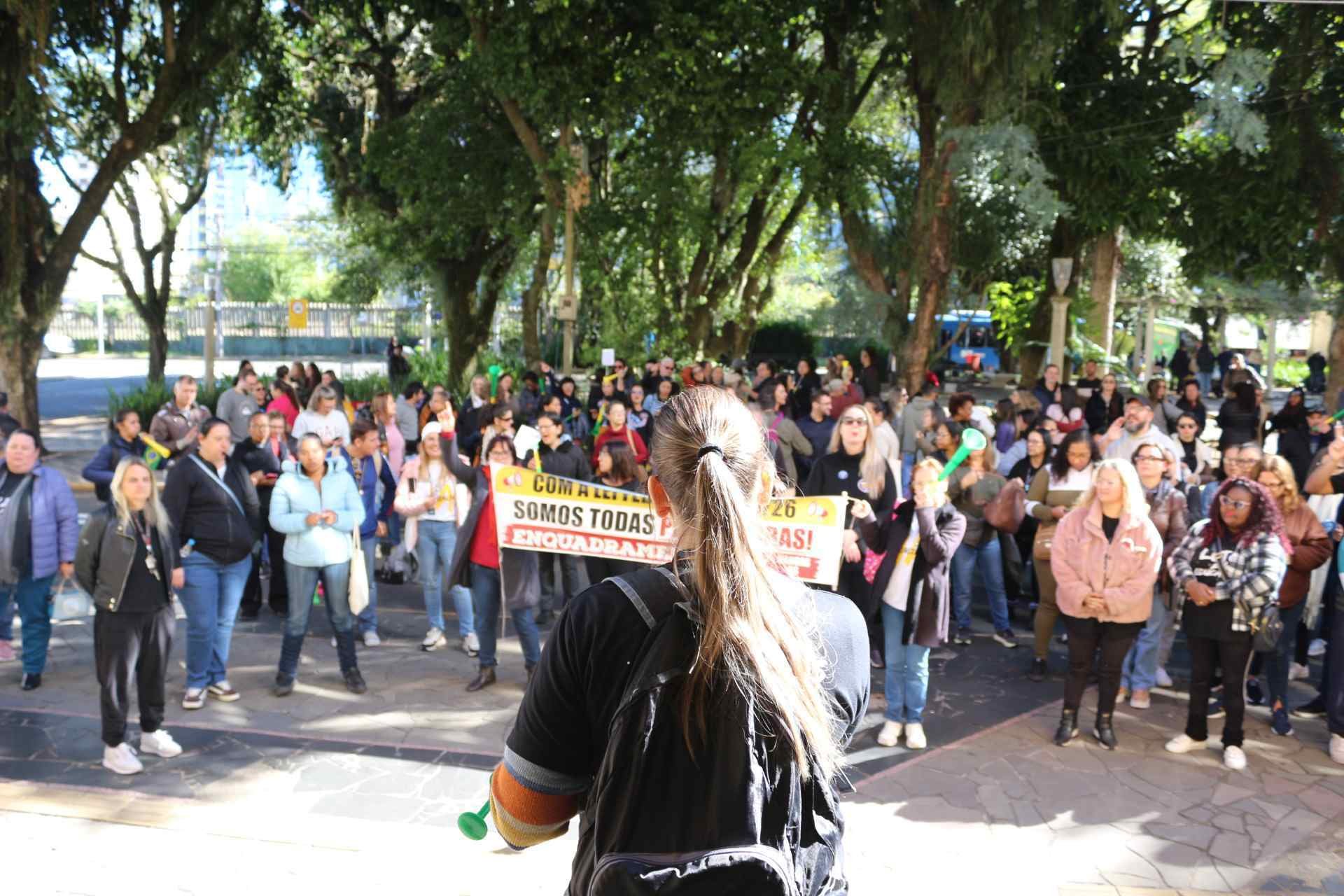 Professores entregam nova proposta para a Prefeitura de Canoas; entenda