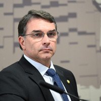 André Mendonça manda remover posts que ligam Flávio Bolsonaro a apoio à "escala 7x0"