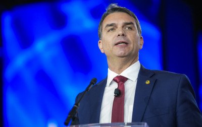 Flávio Bolsonaro lidera rejeição após áudio com Vorcaro, aponta pesquisa Atlas/Bloomberg