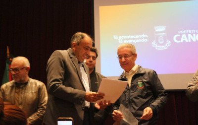 Moradores recebem matrículas de terrenos após regularização fundiária em Canoas