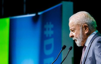 "Filhos do Bolsonaro conseguem ser piores do que ele, são traidores", dispara Lula